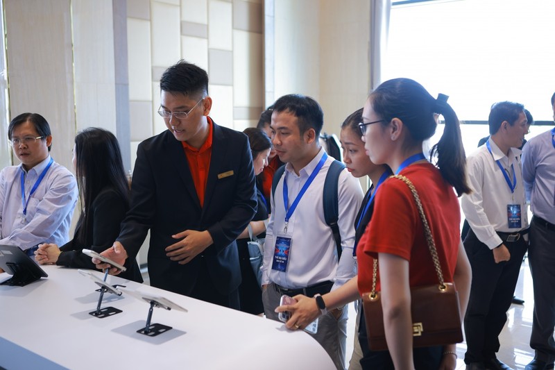 Khách mời trải nghiệm khu trưng bày khoa008820250620161833.jpg