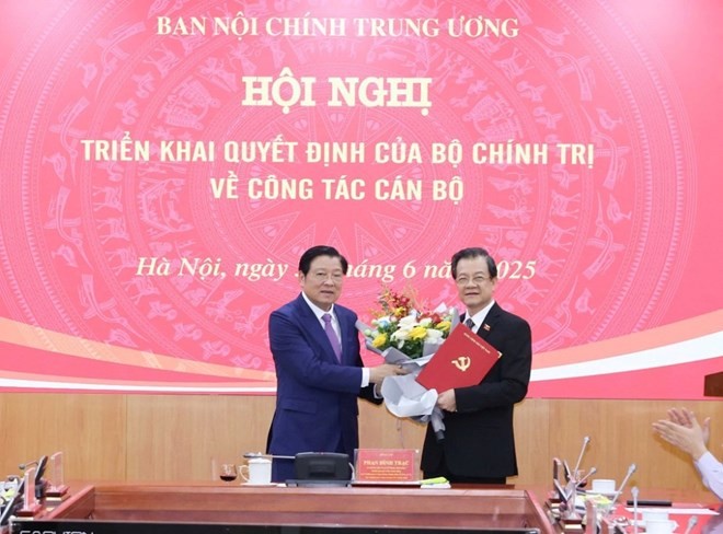 Ông Phan Đình Trạc, Trưởng Ban Nội chính Trung ương trao Quyết định và tặng hoa chúc mừng ông Lê Hồng Quang. Ảnh: Đặng Phước. A-Ban-Noi-Chinh.jpg