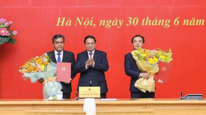 Thủ tướng Phạm Minh Chính trao các quyết định điều động và bổ nhiệm ông Trần Đức Thắng và ông Hồ Văn Niên. Ảnh: VGP. Anh 1.jpg