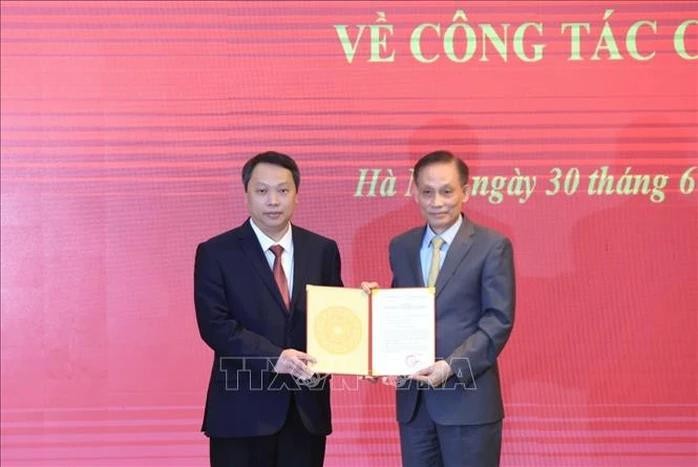 Bí thư Trung ương Đảng, Chánh Văn phòng Trung ương Đảng Lê Hoài Trung (bên phải) trao Quyết định cho ông Nguyễn Huy Dũng. Ảnh: TTXVN dung-.jpg