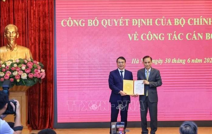 Bí thư Trung ương Đảng, Chánh Văn phòng Trung ương Đảng Lê Hoài Trung (bên phải) trao Quyết định cho ông Đặng Khánh Toàn. Ảnh: TTXVN Bí thư Trung ương Đảng, Chánh Văn phòng Trung ương Đảng Lê Hoài Trung (bên phải) trao Quyết định cho ông Đặng Khánh Toàn. Ảnh: TTXVN