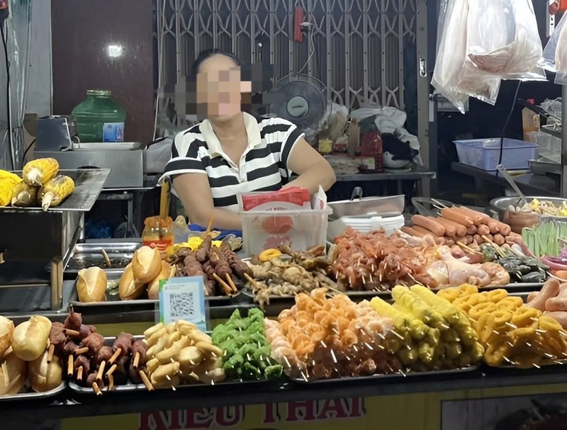 Hàng xiên que bị tố "chặt chém" du khách nước ngoài. da nang.jpg