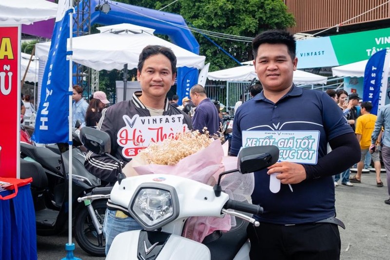 Anh Nguyễn Hoàng Long (bên trái) đổi sang xe điện để tối ưu chi phí đi lại Anh Nguyễn Hoàng Long (bên trái) đổi sang xe điện để tối ưu chi phí đi lại