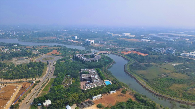 Khu công nghệ cao Hòa Lạc vẫn còn nhiều khu đất trống, chưa được xây dựng. Ảnh: Hoàn Như Nhung-toa-nha-co-kien-truc-xanh-dep-la-o-thanh-pho-cong-nghe-trong-tuong-lai-6-1699351972-552-width4000height2250.jpg