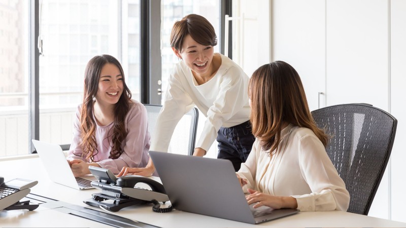 GS Nguyễn Hữu Liêm kể lại rằng, nhiều Việt kiều được mời về Việt Nam làm việc hay cảm thấy “lạc lõng” trong các cơ quan công quyền hoặc viện nghiên cứu cong so
