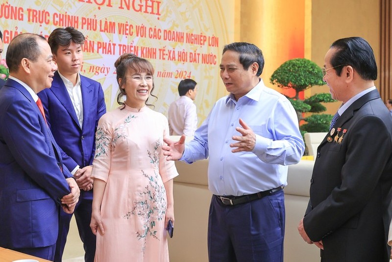 Thủ tướng Phạm Minh Chính trò chuyện với các doanh nhân Phạm Nhật Vượng (ngoài cùng bên trái), bà Nguyễn Thị Phương Thảo (áo dài) tại sự kiện Hội nghị của Thường trực Chính phủ với các doanh nghiệp lớn về giải pháp góp phần phát triển kinh tế - xã hội đất nước năm 2024. Ảnh: VGP/Nhật Bắc Thủ tướng Phạm Minh Chính trò chuyện với các doanh nhân Phạm Nhật Vượng (ngoài cùng bên trái), bà Nguyễn Thị Phương Thảo (áo dài) tại sự kiện Hội nghị của Thường trực Chính phủ với các doanh nghiệp lớn về giải pháp góp phần phát triển kinh tế - xã hội đất nước năm 2024. Ảnh: VGP/Nhật Bắc