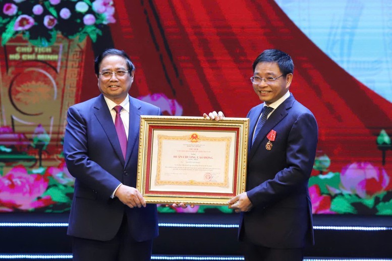 Thủ tướng Phạm Minh Chính đã trao tặng Huân chương Lao động hạng Nhất cho Bộ trưởng Bộ Tài chính Nguyễn Văn Thắng. Ảnh: VGP/HT. Thủ tướng Phạm Minh Chính đã trao tặng Huân chương Lao động hạng Nhất cho Bộ trưởng Bộ Tài chính Nguyễn Văn Thắng. Ảnh: VGP/HT.