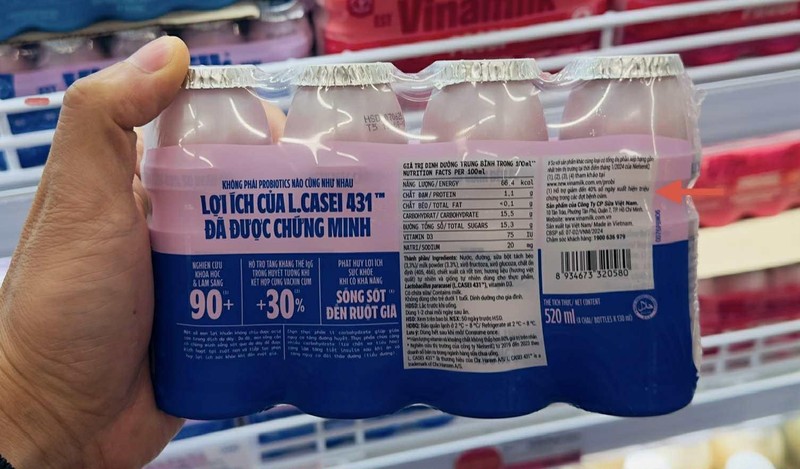 Phía sau lốc sữa, trong phần chú giải Vinamilk ghi rõ: “Hỗ trợ giảm đến 40% số ngày xuất hiện triệu chứng trong các đợt bệnh cúm”. Bổ sung thêm chữ “Hỗ trợ” so với thông tin trên nhãn quảng cáo ở mặt trước lốc sữa. Ảnh: Xuân Lực. probi