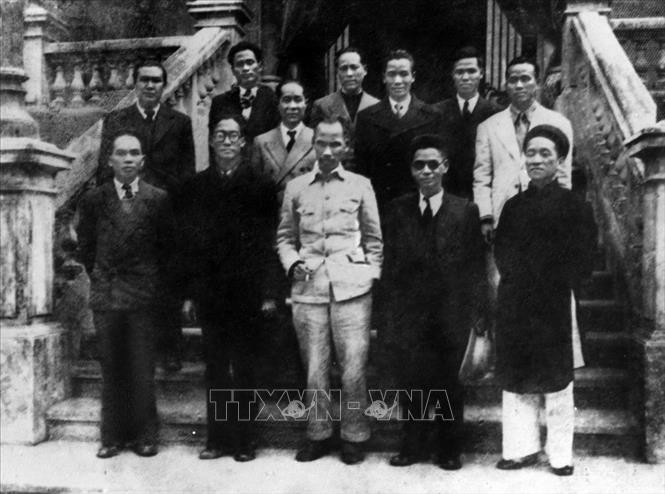Chủ tịch Hồ Chí Minh và các thành viên Hội đồng Chính phủ lâm thời nước Việt Nam Dân chủ Cộng hoà ra mắt sau phiên họp đầu tiên sáng 3/9/1945. Ảnh: TTXVN Chủ tịch Hồ Chí Minh và các thành viên Hội đồng Chính phủ lâm thời nước Việt Nam Dân chủ Cộng hoà ra mắt sau phiên họp đầu tiên, sáng 391945 Ảnh- TTXVN .jpg