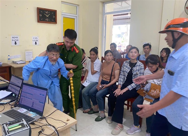 Với thẻ căn cước gắn chip, người dân có thể thực hiện giao dịch, đi lại, khám chữa bệnh không cần mang nhiều giấy tờ. Ảnh: Bộ Công an image__1751715222__1e7dca19-16a9-44e7-b0a5-f33634c2f682.jpg