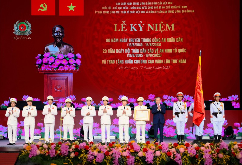 Tổng Bí thư Tô Lâm trao tặng Huân chương Sao vàng lần thứ 5 tặng lực lượng Công an nhân dân. Tổng Bí thư Tô Lâm trao tặng Huân chương Sao vàng lần thứ 5 tặng lực lượng Công an nhân dân.