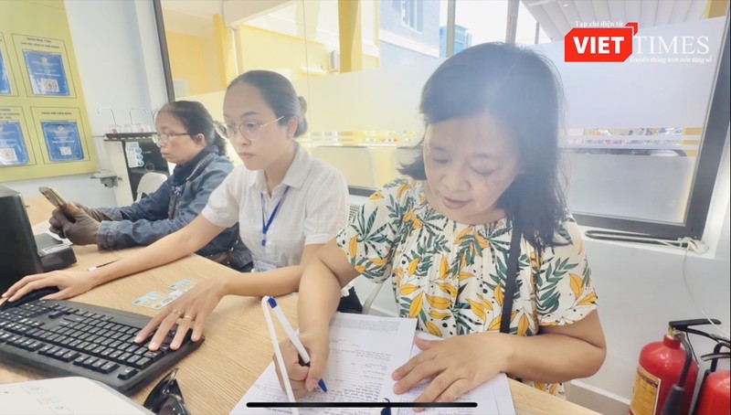 Chị Huỳnh Thị Hương, trú phường Hoà Cường hài lòng với các bộ hành chính trong việc giải quyết thủ tục IMG_0677.jpeg