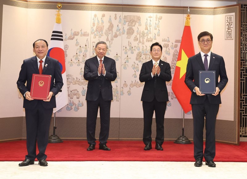 Công tác văn hóa đối ngoại không ngừng được tăng cường, mở rộng - trong ảnh: Trước sự chứng kiến của Tổng Bí thư Tô Lâm và Tổng thống Hàn Quốc Lee Jae Myung, Bộ trưởng Bộ VHTTDL Nguyễn Văn Hùng và Bộ trưởng Bộ VHTTDL Hàn Quốc Chae Hwi Young đã ký kết Bản ghi nhớ hợp tác về quyền tác giả, quyền liên quan giữa hai bộ, trong khuôn khổ chuyến thăm cấp Nhà nước tới Đại Hàn Dân quốc của Tổng Bí thư Tô Lâm (tháng 8- 2025). Ảnh: TTXVN Công tác văn hóa đối ngoại không ngừng được tăng cường, mở rộng - trong ảnh: Trước sự chứng kiến của Tổng Bí thư Tô Lâm và Tổng thống Hàn Quốc Lee Jae Myung, Bộ trưởng Bộ VHTTDL Nguyễn Văn Hùng và Bộ trưởng Bộ VHTTDL Hàn Quốc Chae Hwi Young đã ký kết Bản ghi nhớ hợp tác về quyền tác giả, quyền liên quan giữa hai bộ, trong khuôn khổ chuyến thăm cấp Nhà nước tới Đại Hàn Dân quốc của Tổng Bí thư Tô Lâm (tháng 8- 2025). Ảnh: TTXVN