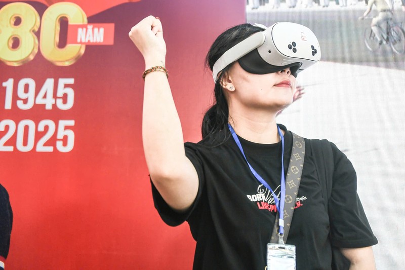 Dự án trải nghiệm thực tế ảo "Trở về thời khắc thiêng liêng" của VOV sử dụng công nghệ để vượt qua rào cản thời gian và không gian, cho phép người dân "đi ngược thời gian" có thể đứng tại vị trí cách đây 80 năm, được thấy Bác Hồ đứng trên lễ đài, cảm nhận tiếng reo hò, tiếng vỗ tay của hàng vạn đồng bào trong không khí trang nghiêm và xúc động. z6936127065043_5a96ba07c13e268fbb6dc5984750c701.jpg