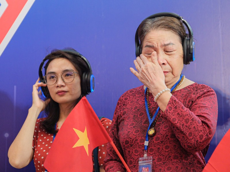Nhiều du khách trải nghiệm đã không giấu được sự xúc động, tự hào khi được "sống lại” không khí thiêng liêng, hào hùng của 80 năm về trước. Nhiều du khách trải nghiệm đã không giấu được sự xúc động, tự hào khi được "sống lại” không khí thiêng liêng, hào hùng của 80 năm về trước.