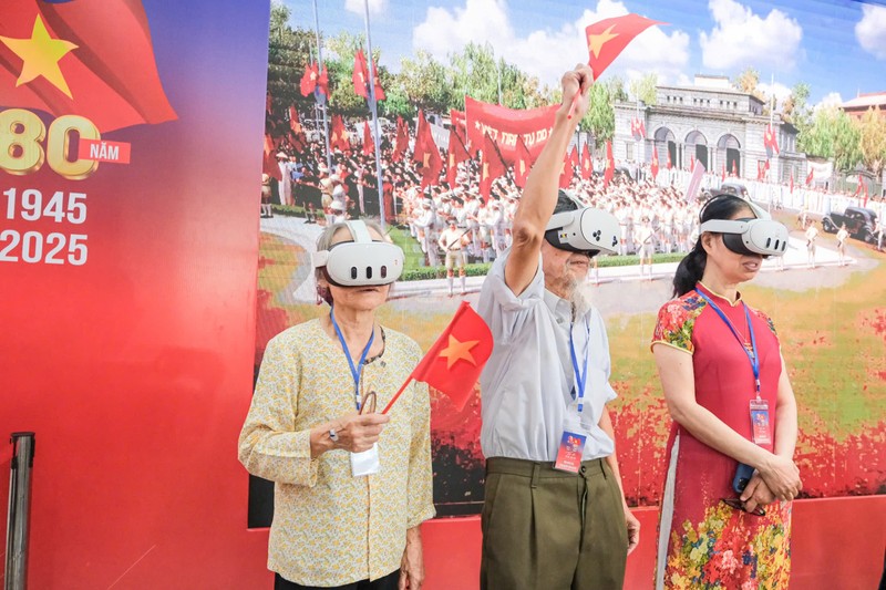Thông qua công nghệ hiện đại, các thế hệ đi trước có thể "sống lại" những ký ức hào hùng ngày Bác Hồ đọc Tuyên ngôn độc lập ngày 2/9 khai sinh ra nước Việt Nam Dân chủ Cộng hòa. z6936127106843_d7a14405a01e163bb351aec806f57684.jpg