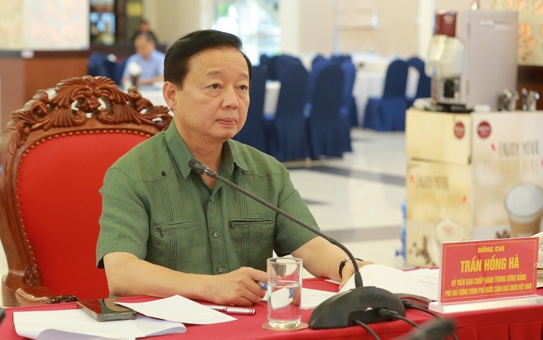 Phó Thủ tướng yêu cầu Nghệ An, Hà Tĩnh phải tập trung cao độ cho công tác ứng phó với bão số 5. Ảnh: VGP/Minh Khôi ddn4084-17561304072941716780094-9656.jpg
