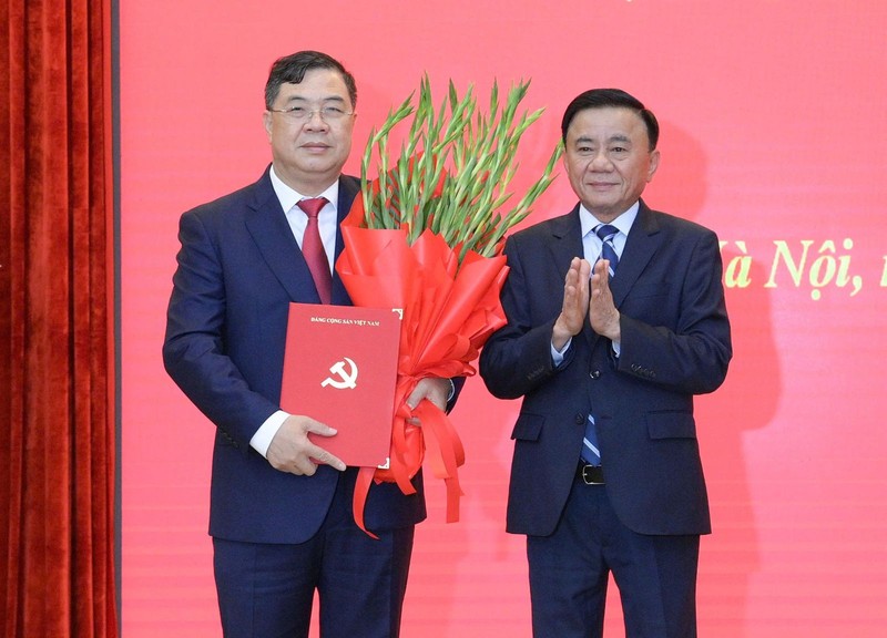 Thường trực Ban Bí thư Trần Cẩm Tú trao quyết định và tặng hoa chúc mừng ông Phạm Gia Túc. Ảnh: Cổng TTĐT Đảng Cộng sản tanghoattbbt-3219.jpg