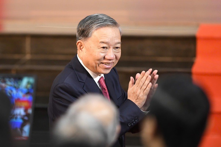 "Sức mạnh của đoàn kết một lần nữa sẽ giúp chúng ta vượt qua mọi trở ngại, biến thách thức thành cơ hội, đưa đất nước vững vàng tiến vào kỷ nguyên mới, kỷ nguyên phồn vinh, thịnh vượng, hội nhập và phát triển bền vững vì cuộc sống ấm no, hạnh phúc của Nhân dân", trích bài viết "Sức mạnh của đoàn kết" của Tổng bí thư Tô Lâm. Ảnh: VGP. anh-1-1327-2132.jpg