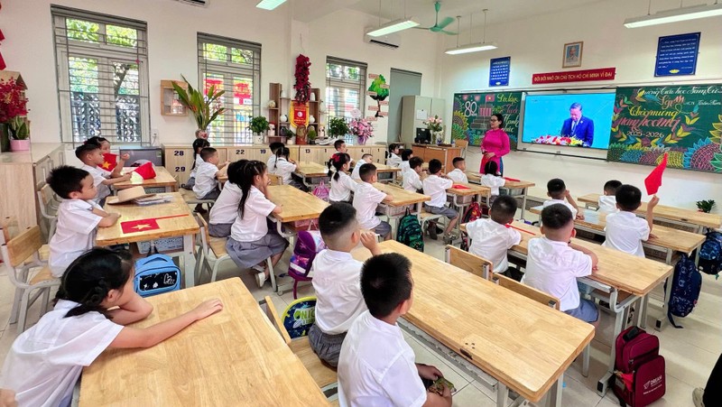 Sau phần lễ khai giảng ngoài trời, cô trò lớp 1A1 Trường Tiểu học Nam Từ Liêm trở về lớp học, tiếp tục hòa mình vào không khí khai giảng qua màn hình, tránh cái nắng oi ả đầu thu. mina.jpg