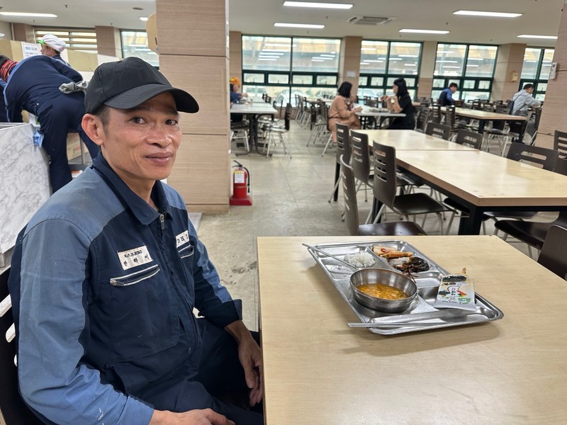 Anh Phạm Văn Hai, quê Tiên Lữ, Hưng Yên ăn sáng tại nhà máy đóng tàu trước khi vào ca Anh Phạm Văn Hai, quê Tiên Lữ, Hưng Yên ăn sáng tại nhà máy đóng tàu trước khi vào ca