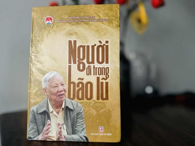 Cuốn sách "Người đi trong bão lũ'" là tuyển tập các bài viết phản ánh những góc nhìn chân thực, khách quan về ông Lê Huy Ngọ. IMG_1650.jpeg