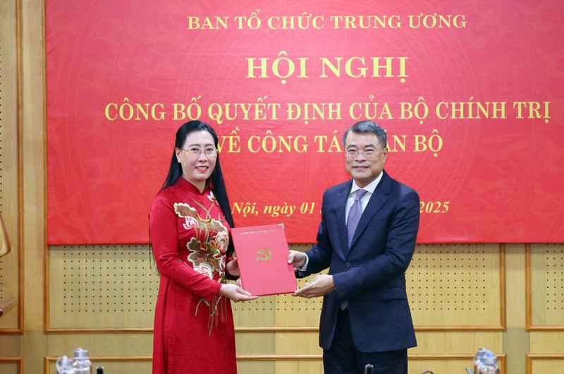 Trưởng Ban Tổ chức Trung ương Lê Minh Hưng trao quyết định cho bà Bùi Thị Quỳnh Vân. Ảnh: TTXVN btc.jpg