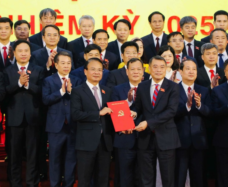 Trưởng ban Tổ chức Trung ương Lê Minh Hưng trao quyết định cho tân Bí thư Tỉnh ủy Ninh Bình Đặng Xuân Phong IMG_2017.jpeg