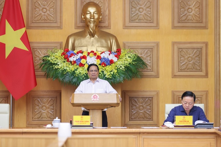 Thủ tướng yêu cầu tập trung vào 9 nhiệm vụ cấp bách, xem xét thứ tự ưu tiên để tập trung nguồn lực, lực lượng để xử lý cụ thể. Ảnh: VGP/Nhật Bắc img2211-1759475757389539203272-9178.jpg