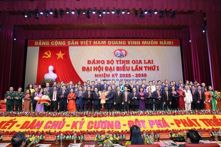 Ông Nguyễn Trọng Nghĩa, Ủy viên Bộ Chính trị, Bí thư Trung ương Đảng, Trưởng Ban Tuyên giáo và Dân vận Trung ương trao Quyết định, tặng hoa chúc mừng Ban Chấp hành Đảng bộ tỉnh nhiệm kỳ 2025 - 2030. Ảnh: VGP ngoc.jpg