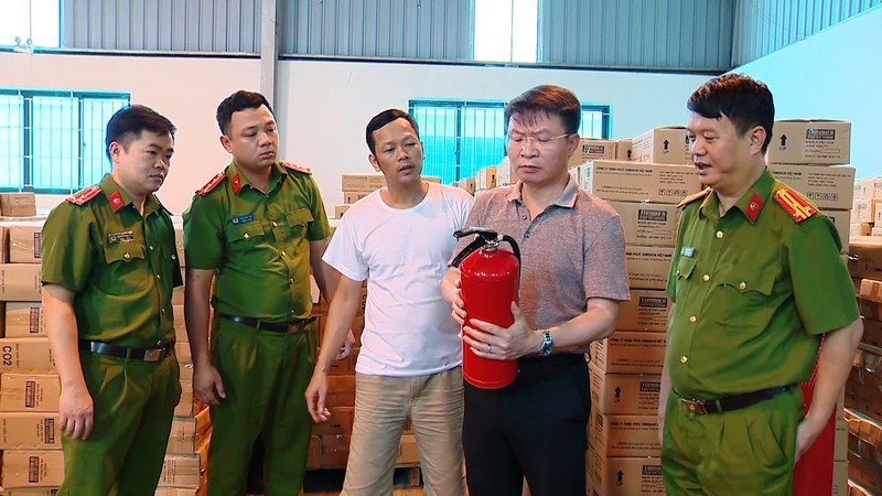 Thiếu tướng Nguyễn Minh Tuấn, Giám đốc Công an tỉnh Phú Thọ trực tiếp chỉ đạo lực lượng chức năng kiểm tra, khám xét tại kho hàng của công ty TNHH TOMOKEN Việt Nam. Ảnh: Công an Phú Thọ 3(123).jpg