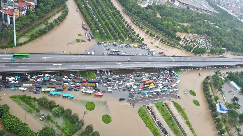Mưa lớn sáng nay gây ngập nhiều tuyến đường ở Hà Nội. Trong ảnh là nút giao Khuất Duy Tiến - Trần Duy Hưng - Đại lộ Thăng Long. Ảnh: Facebook Phạm Ngọc Linh/OFFB