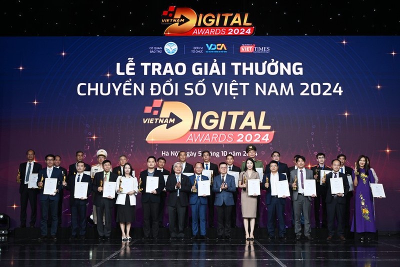Ông Lê Quốc Minh, Ủy viên Trung ương Đảng, Phó trưởng ban Tuyên giáo và Dân vận Trung ương, Tổng biên tập báo Nhân Dân, Chủ tịch Hội nhà báo Việt Nam và TS Nguyễn Quân, nguyên Bộ trưởng Bộ Khoa học và Công nghệ trao cúp và chứng nhận vinh danh đơn vị đạt Giải thưởng Chuyển đổi số Việt Nam 2024. VDA.jpg