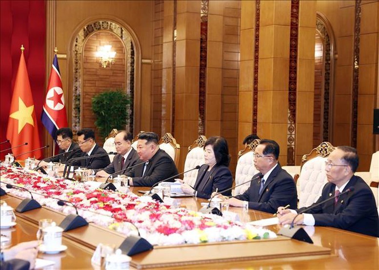 Tổng Bí thư, Chủ tịch Quốc vụ CHDCND Triều Tiên Kim Jong Un và Đoàn cấp cao Triều Tiên tại cuộc hội đàm với Tổng Bí thư Tô Lâm Tổng Bí thư, Chủ tịch Quốc vụ CHDCND Triều Tiên Kim Jong Un và Đoàn cấp cao Triều Tiên tại cuộc hội đàm với Tổng Bí thư Tô Lâm