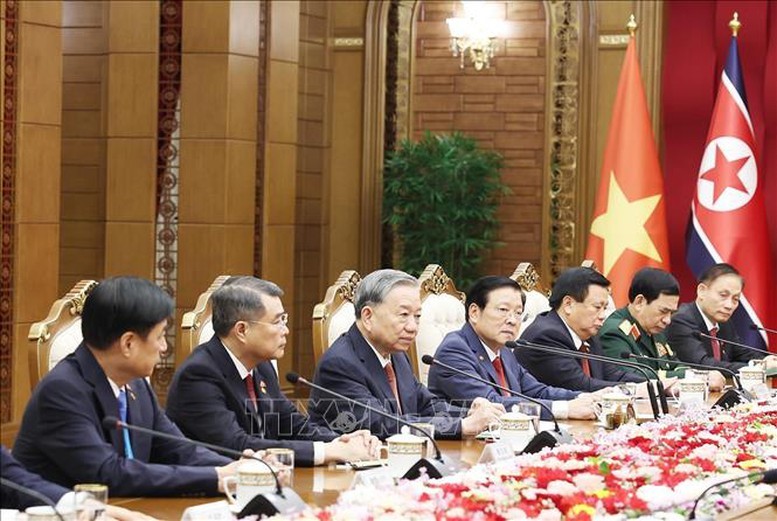 Tổng Bí thư Tô Lâm và Đoàn cấp cao Việt Nam tại cuộc hội đàm với Tổng Bí thư, Chủ tịch Quốc vụ CHDCND Triều Tiên Kim Jong Un Tổng Bí thư Tô Lâm và Đoàn cấp cao Việt Nam tại cuộc hội đàm với Tổng Bí thư, Chủ tịch Quốc vụ CHDCND Triều Tiên Kim Jong Un