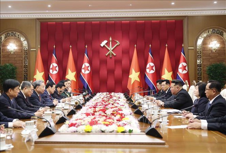 Tổng Bí thư Tô Lâm hội đàm với Tổng Bí thư, Chủ tịch Quốc vụ CHDCND Triều Tiên Kim Jong Un vnapotaltongbithutolamhoidamvoitongbithuchutichquocvuchdcndtrieutienkimjongunstand-3-1759995232813203230903-183.jpg
