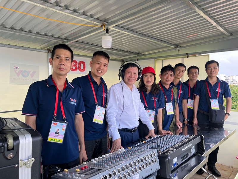 TS. Vũ Hải Quang - Phó Tổng giám đốc Đài Tiếng nói Việt Nam (VOV) - áo trắng - cùng với các cán bộ, kỹ sư của VOV TS. Vũ Hải Quang - Phó Tổng giám đốc Đài Tiếng nói Việt Nam (VOV) - áo trắng - cùng với các cán bộ, kỹ sư của VOV