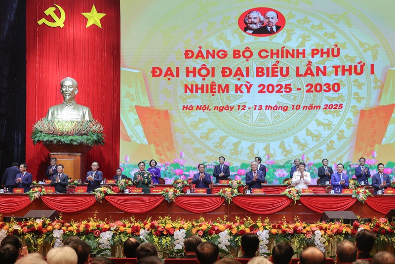 Đại hội đại biểu Đảng bộ Chính phủ lần thứ I, nhiệm kỳ 2025-2030, là Đại hội đầu tiên của Đảng bộ Chính phủ theo mô hình tổ chức mới, diễn ra trong bối cảnh toàn Đảng, toàn dân, toàn quân ta đang nỗ lực phấn đấu, quyết tâm hoàn thành thắng lợi các mục tiêu phát triển kinh tế-xã hội năm 2025 và 5 năm 2021-2025; thi đua lập thành tích chào mừng Đại hội Đại biểu toàn quốc lần thứ XIV của Đảng. Trong ảnh Đoàn Chủ tịch Đại hội. Ảnh: VGP img2860-17603218271451660531349-8445.jpg