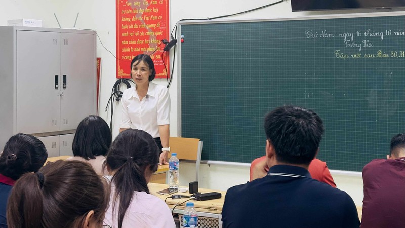 Bà Nguyễn Thị Nam, Hiệu trưởng trường tiểu học Cự Khê tỏ ra khá căng thẳng, mệt mỏi trong buổi làm việc với phụ huynh học sinh. Bà cũng chia sẻ việc xuất hiện nhiều thông tin trên mạng xã hội bị cắt ghép làm ảnh hưởng tới uy tín, danh dự của nhà trường và cá nhân. Bà Nguyễn Thị Nam, Hiệu trưởng trường tiểu học Cự Khê tỏ ra khá căng thẳng, mệt mỏi trong buổi làm việc với phụ huynh học sinh. Bà cũng chia sẻ việc xuất hiện nhiều thông tin trên mạng xã hội bị cắt ghép làm ảnh hưởng tới uy tín, danh dự của nhà trường và cá nhân.