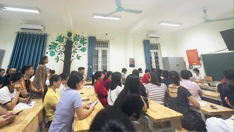 Cuộc họp tối giữa đại diện phụ huynh học sinh và ban giám hiệu trường tiểu học Cự Khê diễn ra trong không khí căng thẳng khi phụ huynh bức xúc, trong khi lãnh đạo nhà trường đối mặt nhiều áp lực và những thông tin lan truyền trên mạng xã hội f47450ea-77f7-4b36-a699-d7c3982a4ba7.jpeg