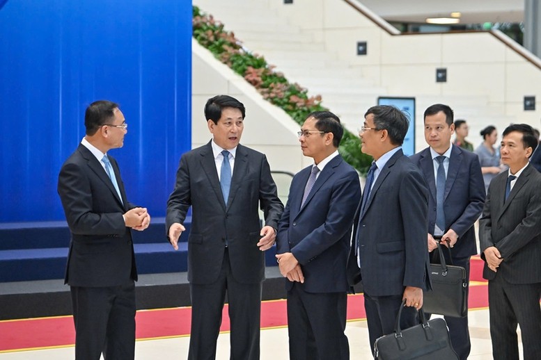 Chủ tịch nước Lương Cường kiểm tra công tác chuẩn bị và tổng duyệt Lễ mở ký Công ước Hà Nội tại Trung tâm Hội nghị Quốc Gia, Hà Nội. ctn3-1761203719952264034335-3729.jpg