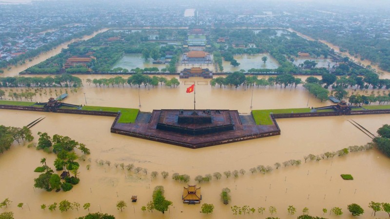 Sáng 28/10, ông Hoàng Việt Trung, Giám đốc Trung tâm Bảo tồn di tích Cố đô Huế cho biết đợt lụt năm nay ở mức rất cao. Sông Hương trên báo động 3 khoảng 1,5 m, gây ngập lụt diện rộng. z7164029252671_490b555dc316bae13775593dd8a97224.jpg
