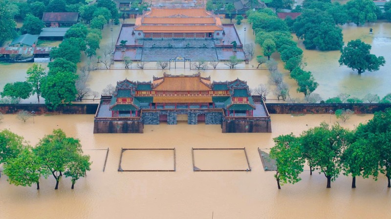 Di tích Cố đô Huế ngập sâu trong nước.