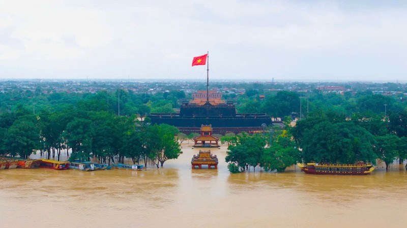Nước lũ dâng cao gây ngập sâu đại nội kinh thành Huế z7164029267081_f2c7f226524290be71b3e255b57738b7.jpg