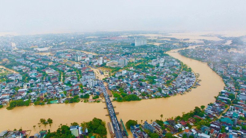 Mưa lớn khiến nước trên các sông dâng cao. Sông Hương tại trạm Kim Long đạt 4,3 m, trên báo động III là là 0,8 m (báo động III là 3,5 m); Sông Bồ tại trạm Phú Ốc đạt 4,96 m trên báo động III là 0,46 m (báo động III là 4,5 m). z7164029315927_4b1071c6671b69d97b58e455b7b176b3.jpg