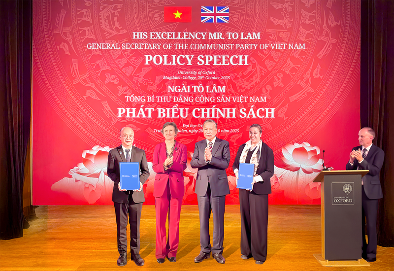 Tổng Bí thư Tô Lâm (thứ 3 từ trái qua) và GS Irene Tracey (thứ 2 từ trái qua) - Phó hiệu trưởng Đại học Oxford chứng kiến lễ ký kết hợp tác giữa Viện Nghiên cứu Tâm Anh (thuộc Hệ thống Y tế Tâm Anh) và Đại học Oxford, ngày 28/10. Ảnh: BVĐK Tâm Anh). 1-buoi-ky-hop-tac-co-su-chung-kien-cua-tong-bi-thu-to-lam-va-gs-irene-tracey-pho-hieu-truong-dai-hoc-oxford-ngay-28-10-png-1761705132867-675.png