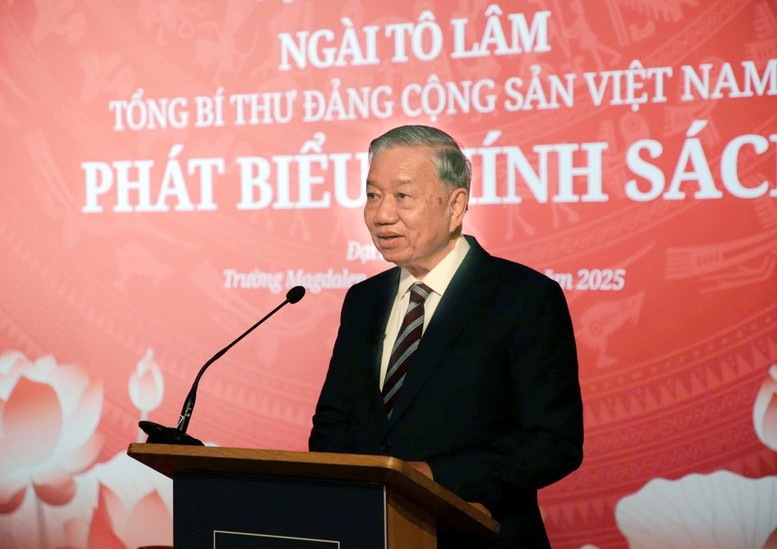 Tổng Bí thư Tô Lâm nhấn mạnh Việt Nam đã lựa chọn một hướng đi rất rõ ràng: khoa học công nghệ, đổi mới sáng tạo, chuyển đổi số và kinh tế tri thức sẽ là động lực tăng trưởng chủ yếu trong giai đoạn tới. Ảnh: VGP Tổng Bí thư Tô Lâm nhấn mạnh Việt Nam đã lựa chọn một hướng đi rất rõ ràng: khoa học công nghệ, đổi mới sáng tạo, chuyển đổi số và kinh tế tri thức sẽ là động lực tăng trưởng chủ yếu trong giai đoạn tới. Ảnh: VGP