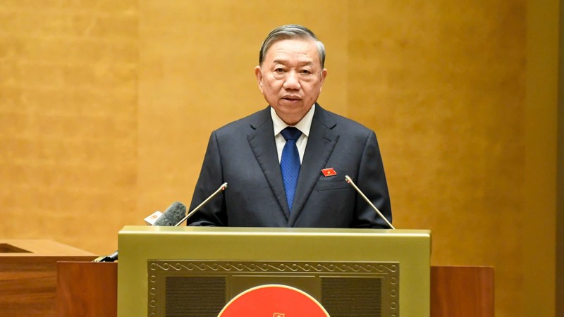 Tổng Bí thư Tô Lâm trao đổi, thông tin với đại biểu Quốc hội về một số điểm mới và những định hướng quan trọng trong dự thảo Văn kiện trình Đại hội đại biểu toàn quốc lần thứ XIV của Đảng. Ảnh: VGP