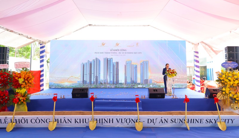 Bà Nguyễn Thụy Hoàng Dung – Phó Tổng Giám đốc Sunshine Group (phụ trách kinh doanh miền Nam) kiêm Phó Tổng Giám đốc NOBLEX phát biểu tại sự kiện.