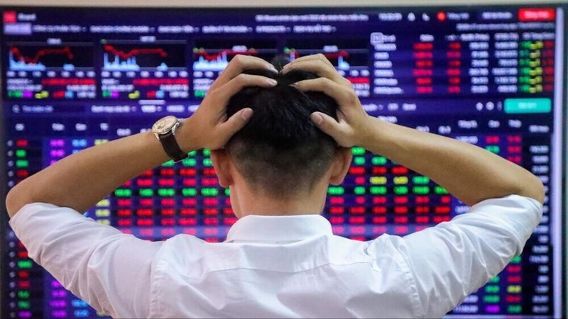 Một số công ty chứng khoán dự báo VN-Index tiếp tục điều chỉnh trong phiên giao dịch hôm nay (11/12) nên nhà đầu tư cần giao dịch cẩn trọng.